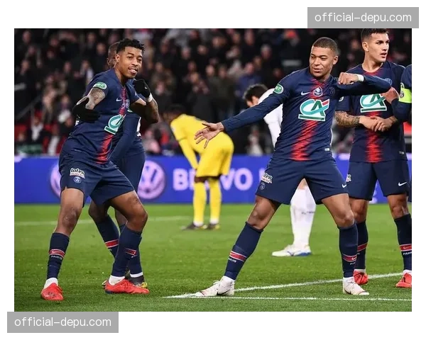 巴黎圣日耳曼发布联赛对阵雷恩赛前训练视频，加尔蒂埃演练高强度逼抢阵型